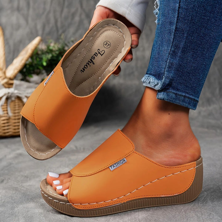 Dame Wedge-sandaler med elegant snit og ergonomisk fodsenge-design Stilla
