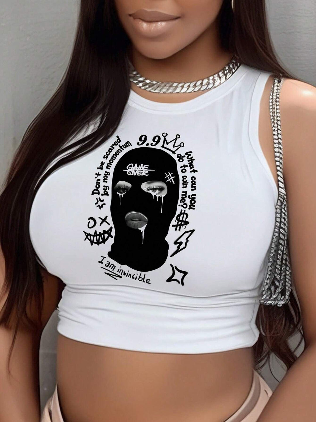 Dame Crop-top med moderne grafiktryk og trendy spænde Skovae