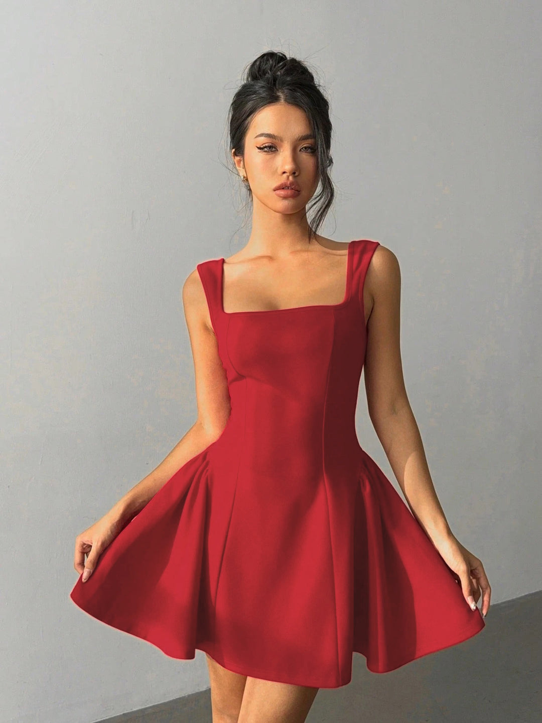 Kvindekjole med skræddersyet pasform og elegant firkantet halsudskæring Stilla