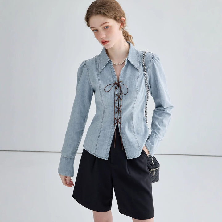 Damer Denim-bluse med moderne snørre-detalje og elegant silhuet Stilla