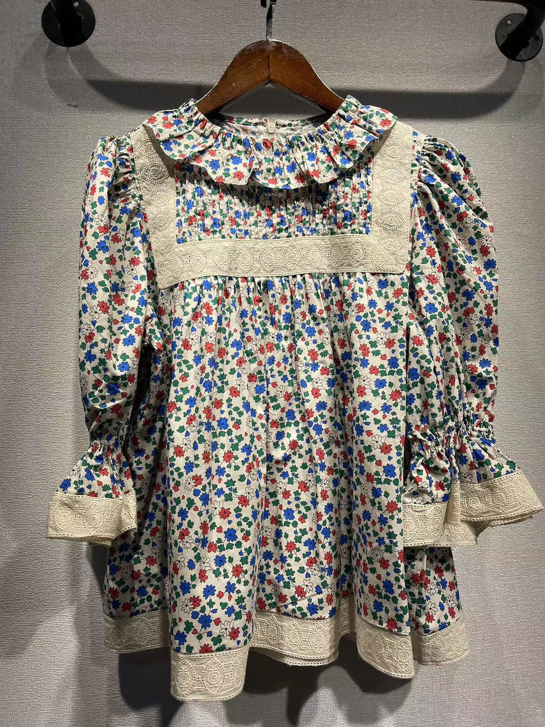 Damebluse med blomsterdesign og spidsdetaljer Stilla