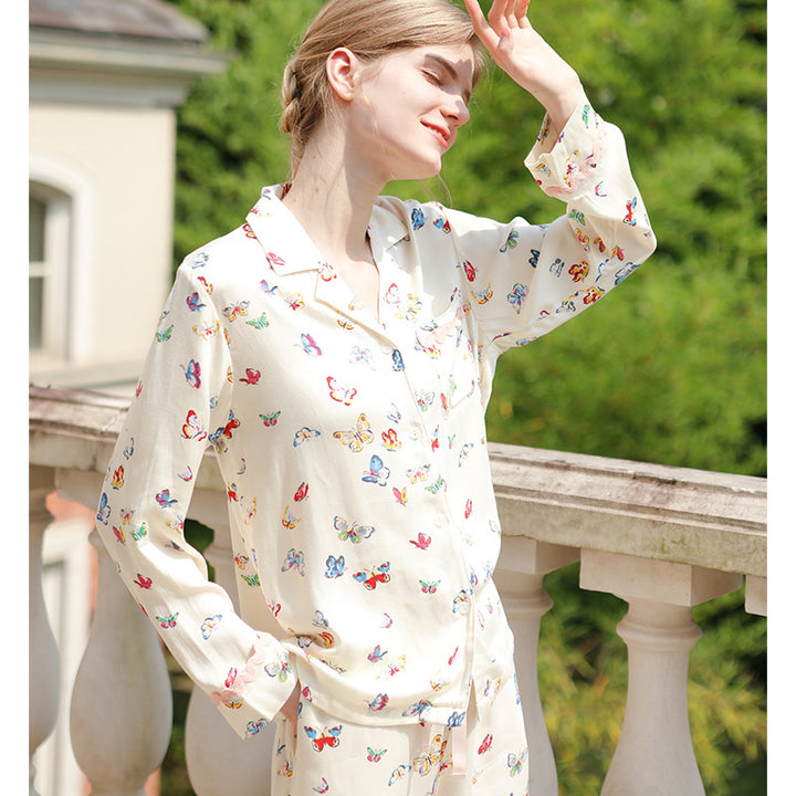 Dame pyjamasæt med legende sommerfuglemotiv og komfortabel pasform Stilla