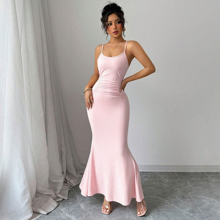 Dame fitted maxi kjole med spaghetti stropper og sofistikeret drapering design Stilla