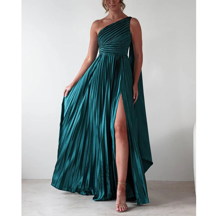 Dame aftenkjole med elegant plisseret nederdel og asymmetrisk top