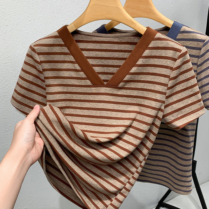 Dame stribet T-shirt med elegant V-udskæring og kontrasterende manchetter Stilla