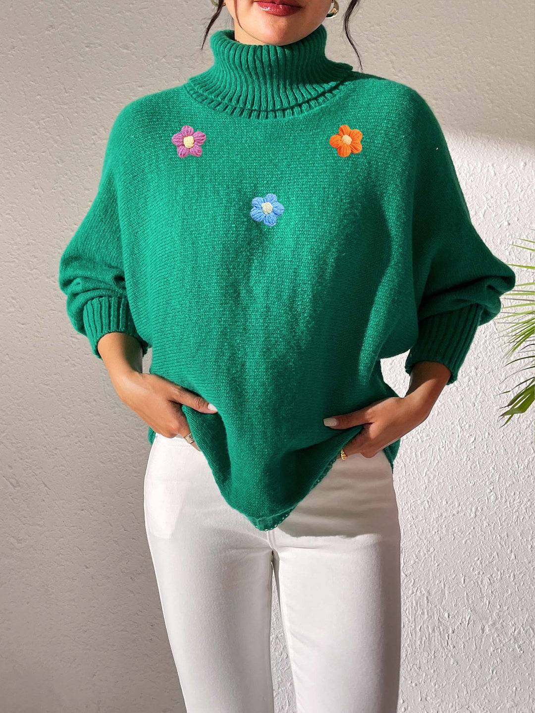 Dame moderigtigt strikpullover med høj krave og farverige blomsterapplikationer Stilla