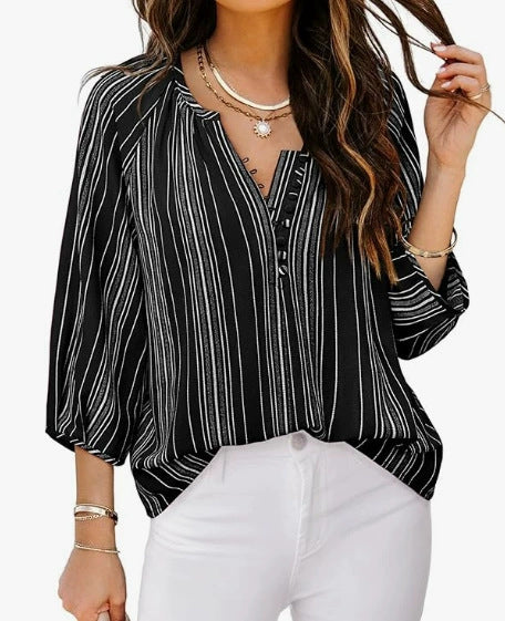 Damebluse med stribet design og elegante knapdetaljer Stilla