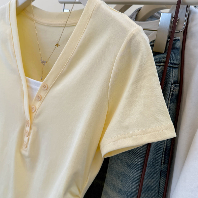 Dame afslappet V-hals knap lukning T-shirt med rynkede sider Stilla
