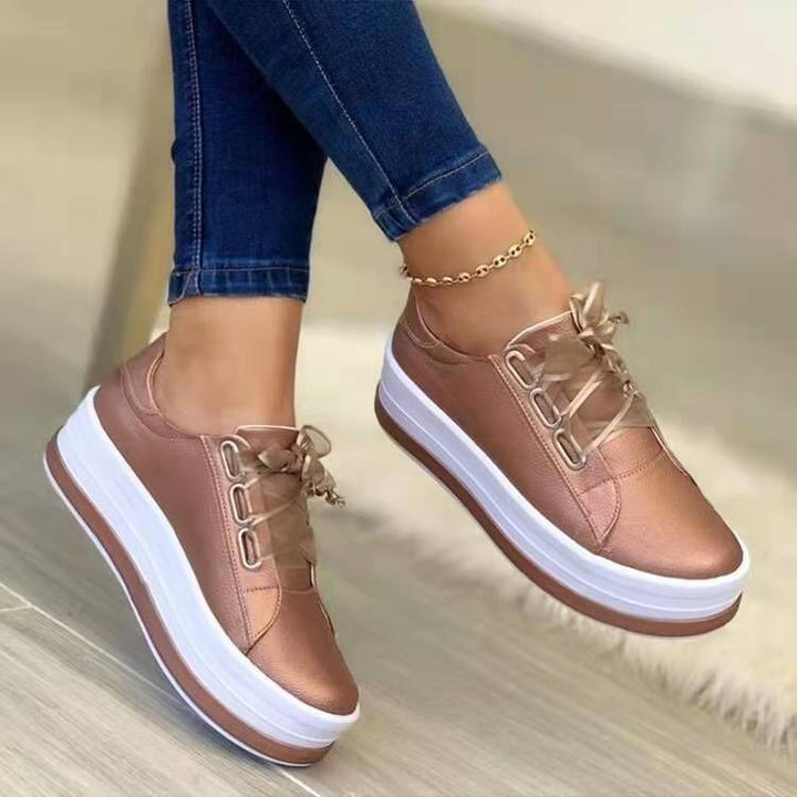 Dame Plateau-Sneaker i metallisk materiale med komfortabel sål Stilla