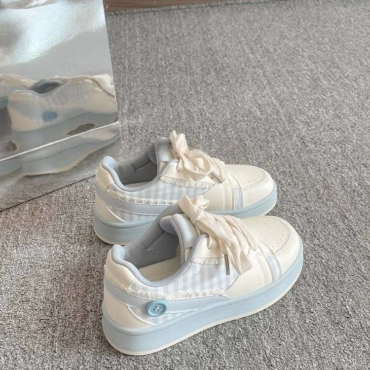 Dame sneakers med fashionabelt flæseelement og behagelig plateau Stilla
