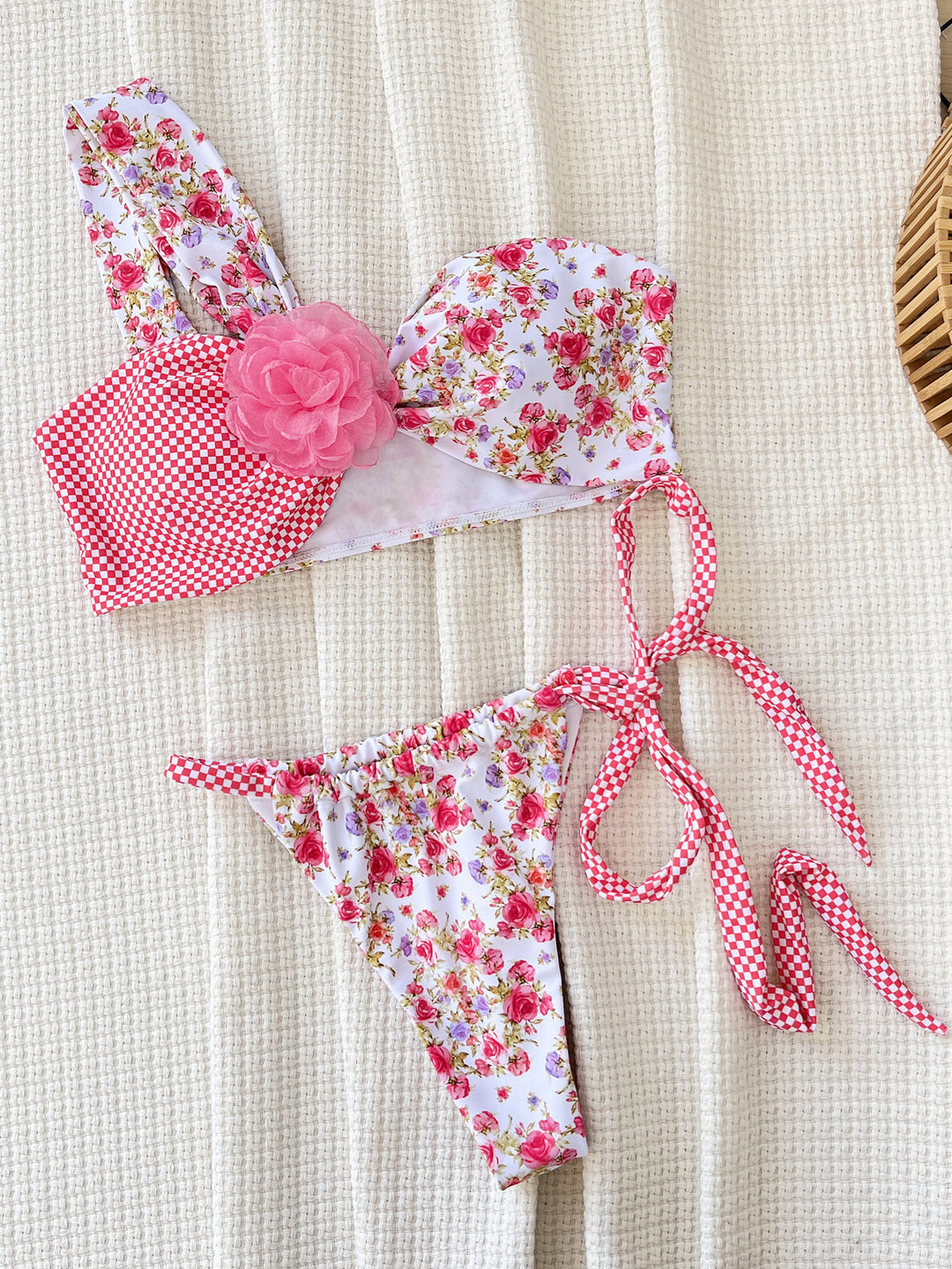 Dame bikini-sæt med florale accenter og legende flæsedesign Stilla