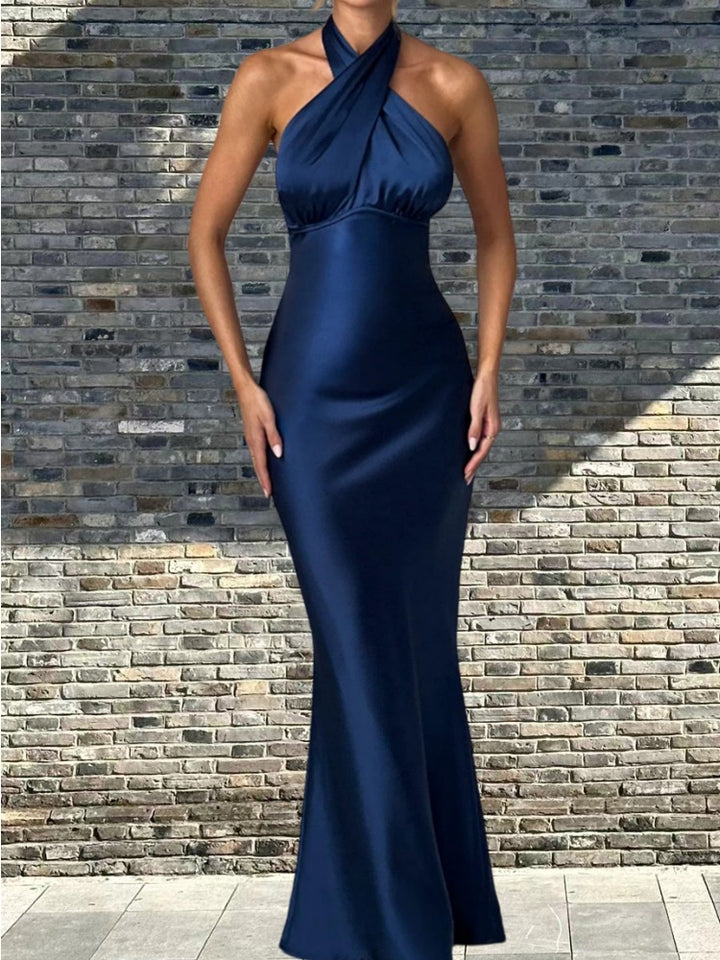 Dame aften kjole med skulderfri halterneck-form og elegant glans Stilla