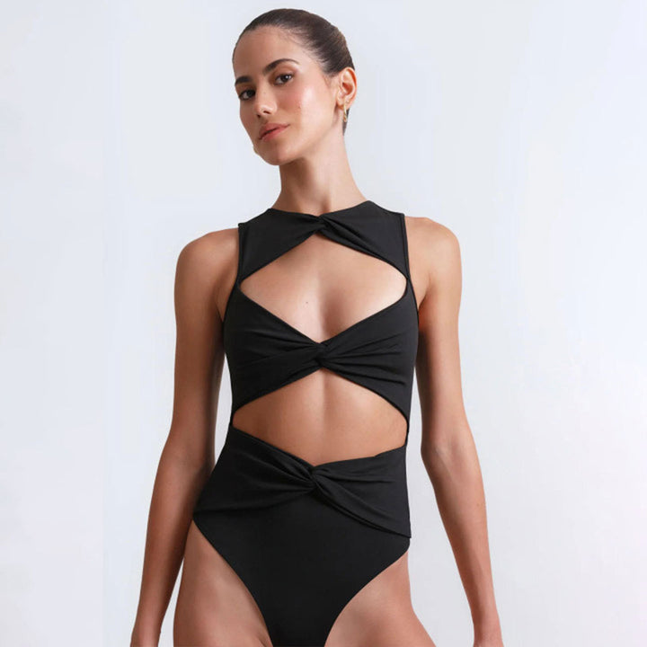 Dame en-delt badedragt med innovativt cut-out-design og elegant indpakningsaccent Stilla