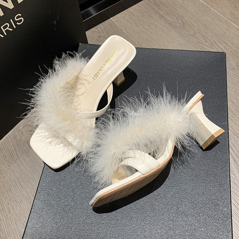 Dame elegante sandaler med fluffy plysstropper og blokagtige hæle Stilla