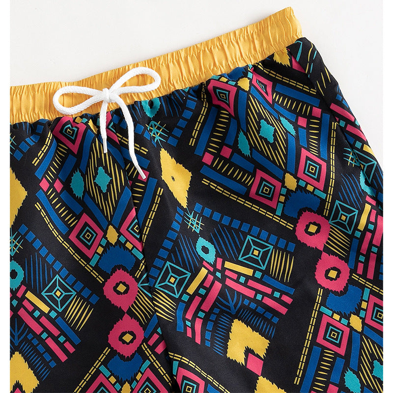 Dame badshorts med farverigt geometrisk mønster Skovae