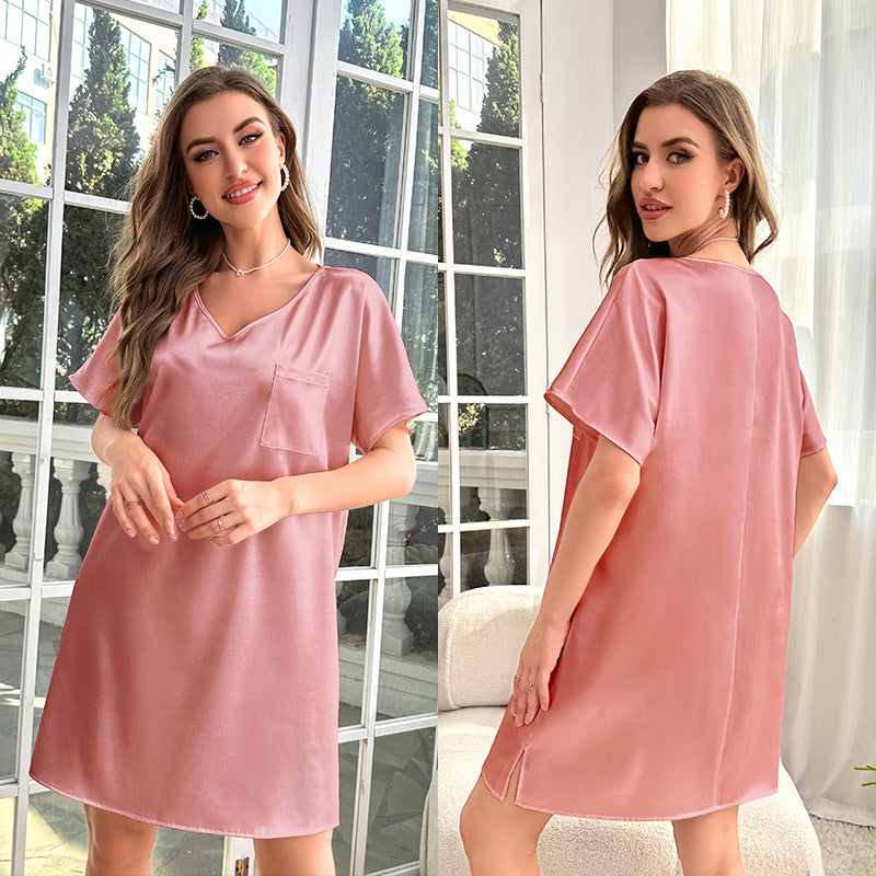Dame elegant natkjole lavet af let satinlignende materiale med V-hals og brystlomme Stilla