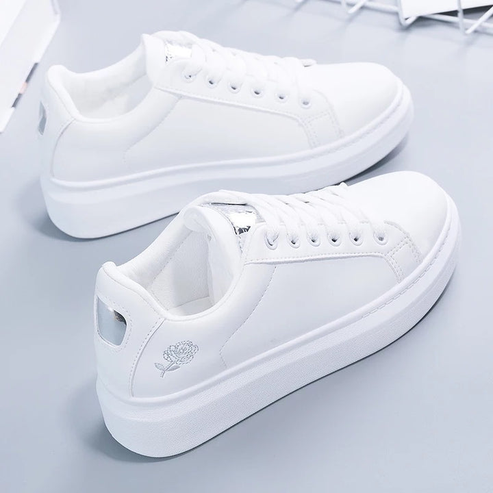 Dame Plateau-Sneakers med glamorøs Metallic-detalje og behageligt indre foder Stilla