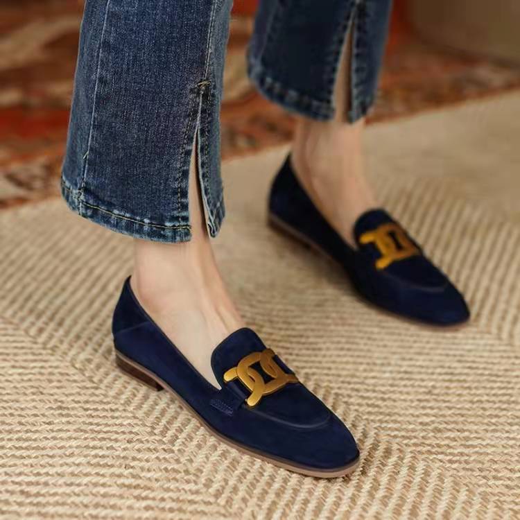 Femme elegant ruskinds slippers med dekorativ metal accent Stilla