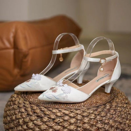 Dame pumps med floral broderidetalje og elegant remdesign Stilla