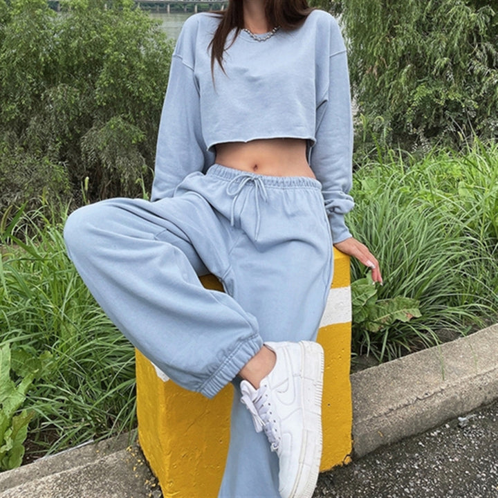 Kvinders afslappede loungewear sæt med kort sweatshirt og behagelige joggingbukser Stilla