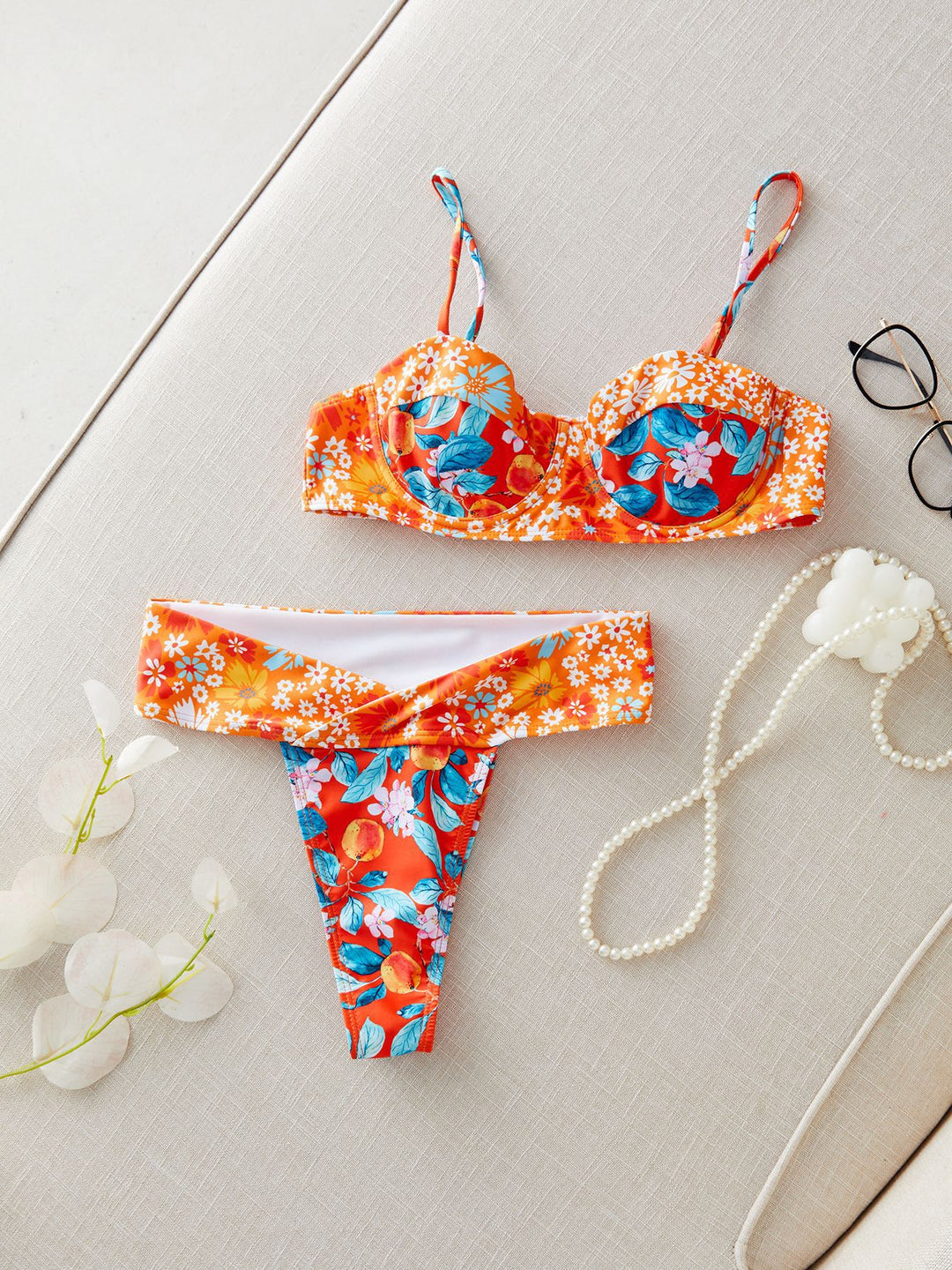 Dame Bikini-sæt med blomsterdesign og innovativ skæretdesign Stilla