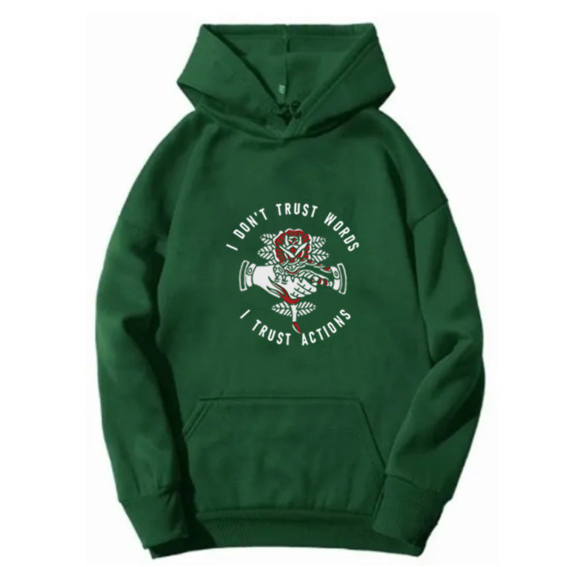 Kvinders hoodie med ekspressivt design og hyggeligt interiør Skovae