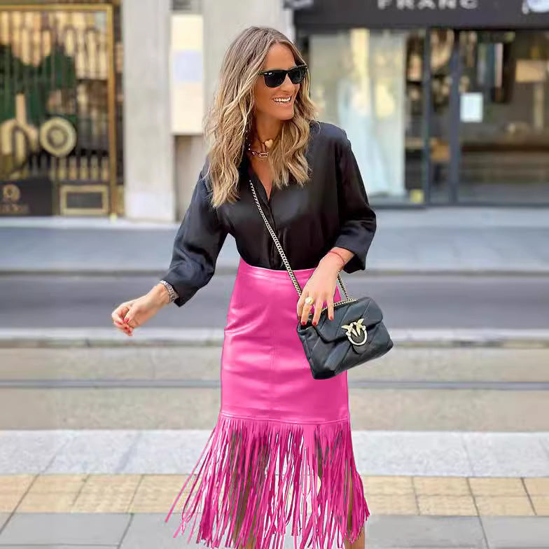 Kvindernes fuchsia fringing nederdel lavet af kunstlæder med en tætsiddende silhuet og svævende design