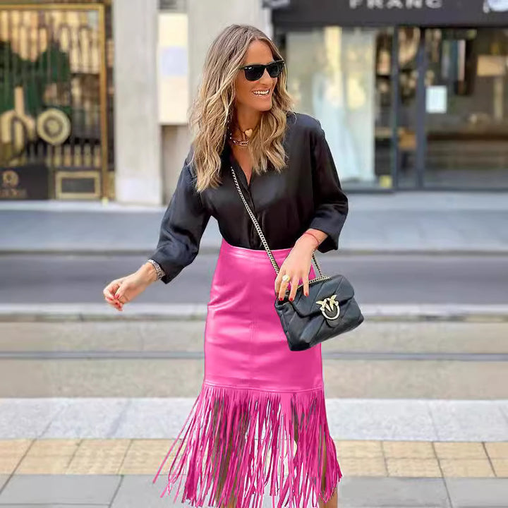 Kvindernes fuchsia fringing nederdel lavet af kunstlæder med en tætsiddende silhuet og svævende design