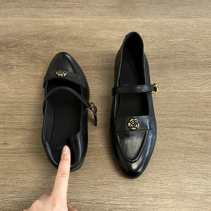 Dame elegante slippers med justerbar rem og stilfuldt blomsterelement Stilla
