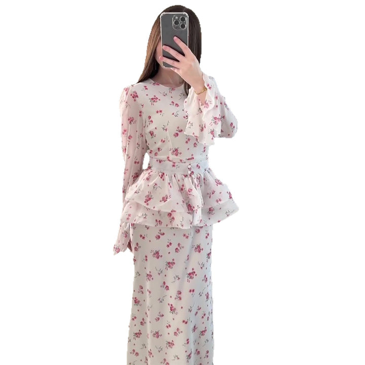 Kvindernes maxi kjole med voluminøs peplum og blomsteraccenter