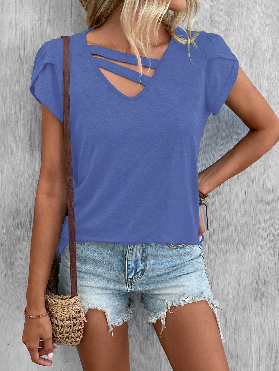 Dame V-hals T-shirt med legende cut-out-detaljer Stilla