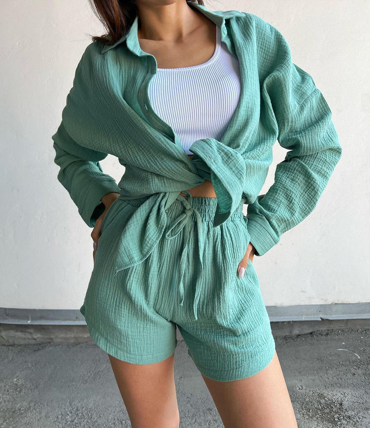 Dame afslappet sommer outfit med åben top bluse og shorts Stilla