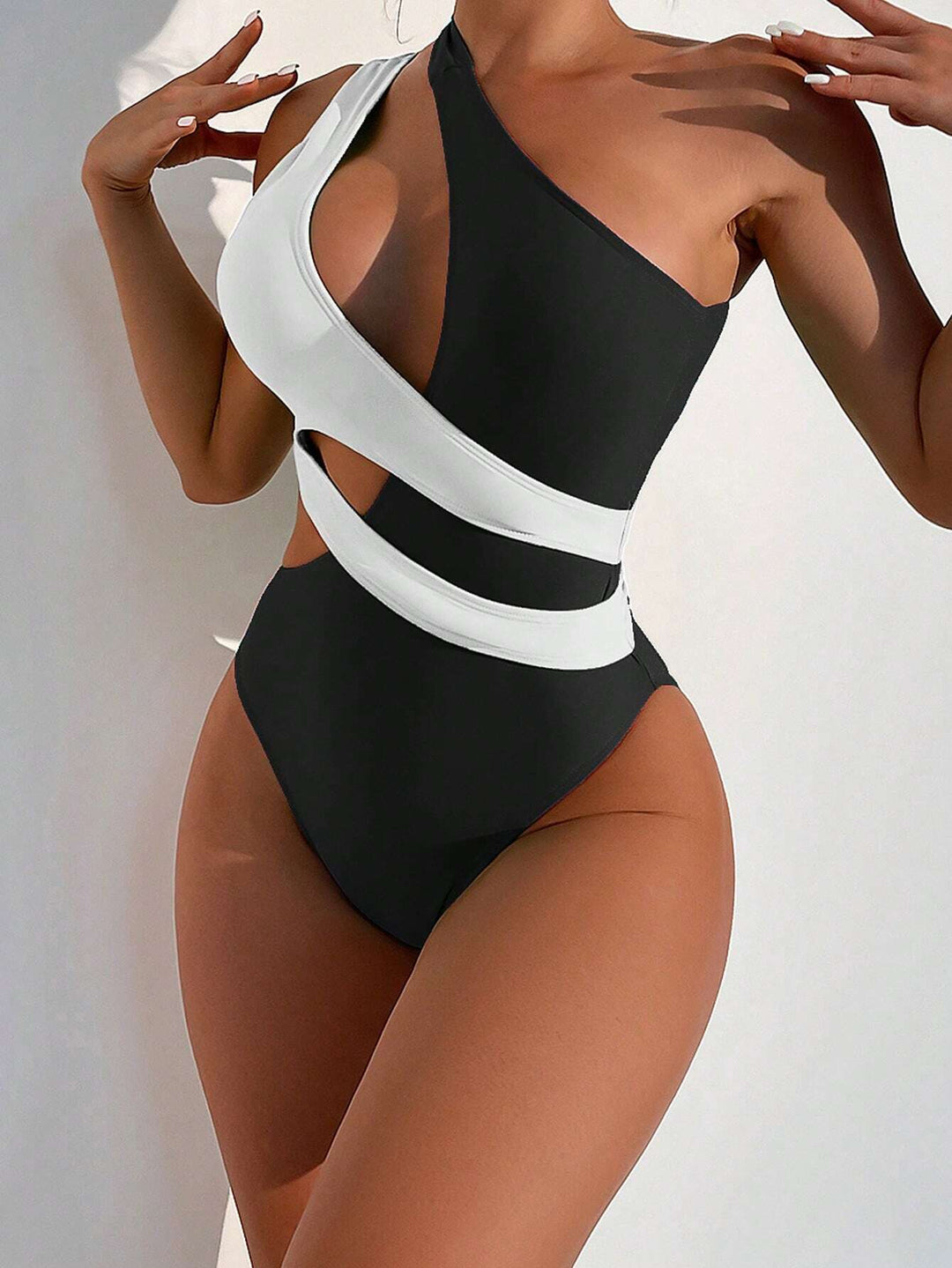 Dame Én-delt badedragt med raffinerede cut-out-detaljer Stilla