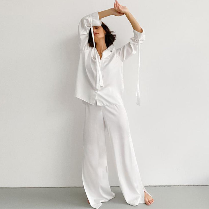 Dame Satin Pyjamas Sæt med elegant knaplukning og løstsiddende bukser Stilla