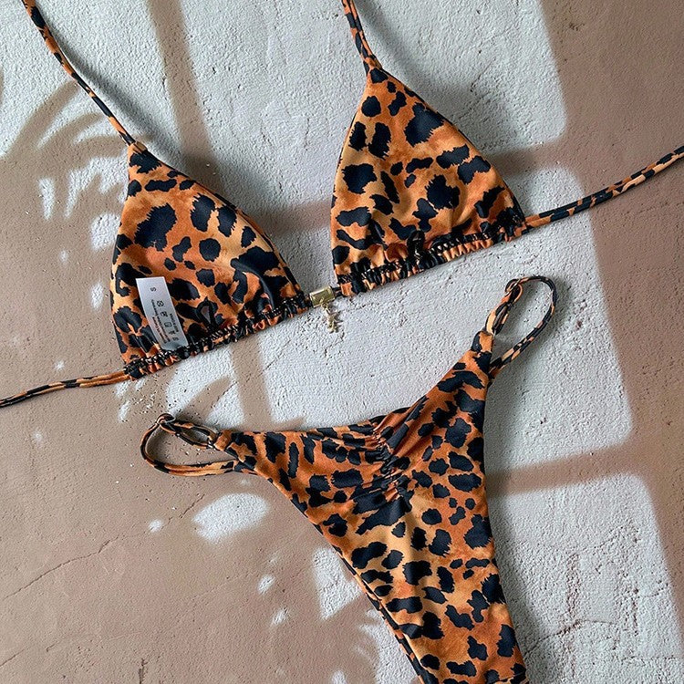 Dame triangel-bikini med moderigtigt leopardmønster og gyldne accenter Skovae