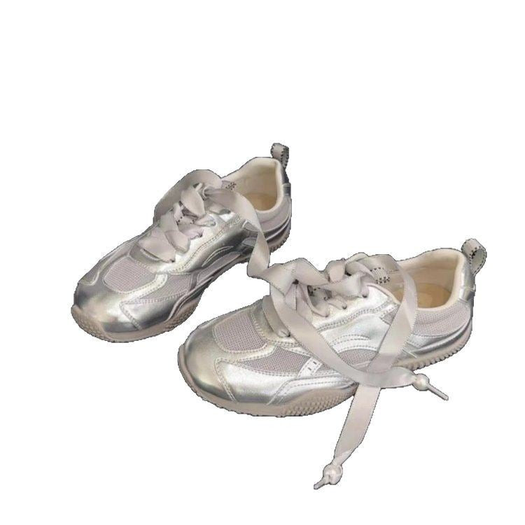 Dame sporty sneakers med innovativt metallic-overmateriale og elegante snøredetaljer Stilla