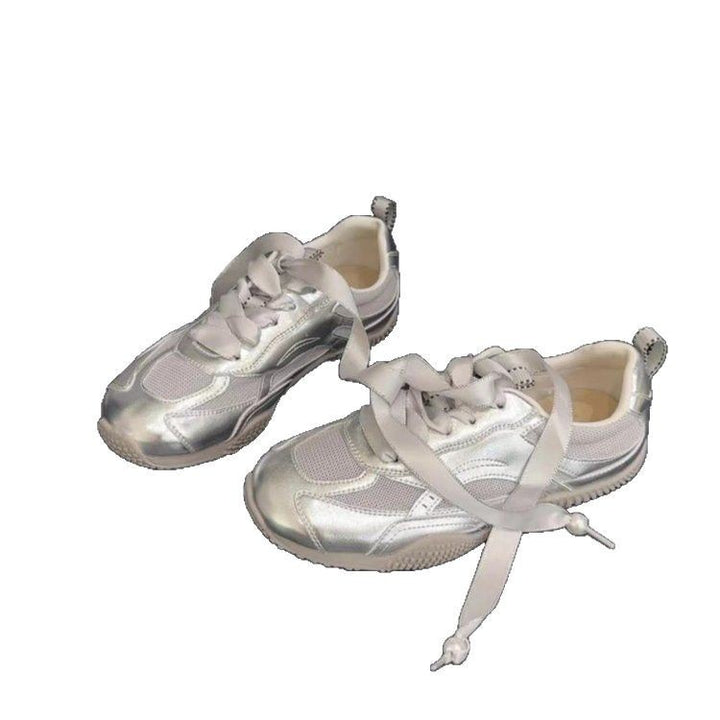 Dame sporty sneakers med innovativt metallic-overmateriale og elegante snøredetaljer Stilla