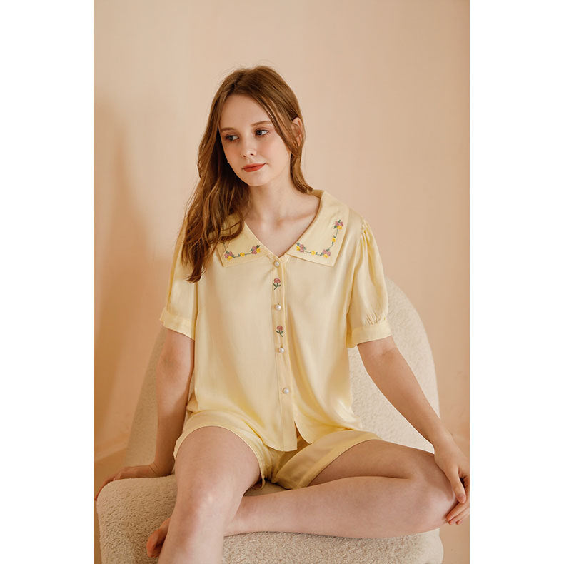 Dame Pyjama-sæt i sart satin med elastisk talje og knapbart overdel Stilla