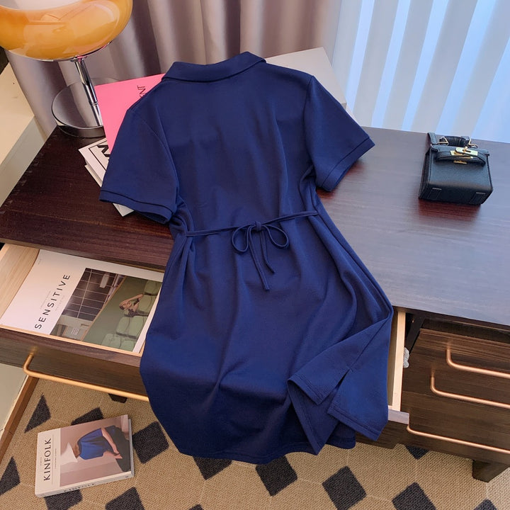 Femme Classic Polo kjole med knapdetaljer og sideslidser Stilla
