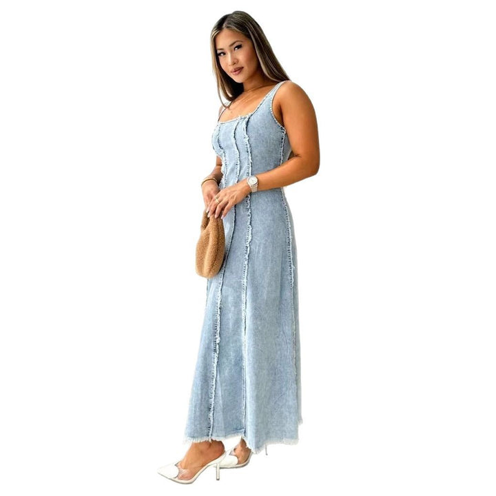 Dame Maxikjole i denim med moderne cut-out-detaljer og spidse stropper Stilla
