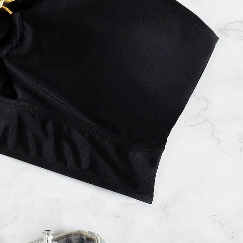 Dame bandeau bikini top med elegant rynkning og gyldne detaljer Stilla