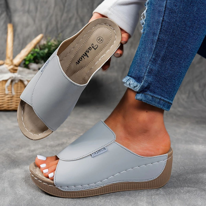 Dame Wedge-sandaler med elegant snit og ergonomisk fodsenge-design Stilla