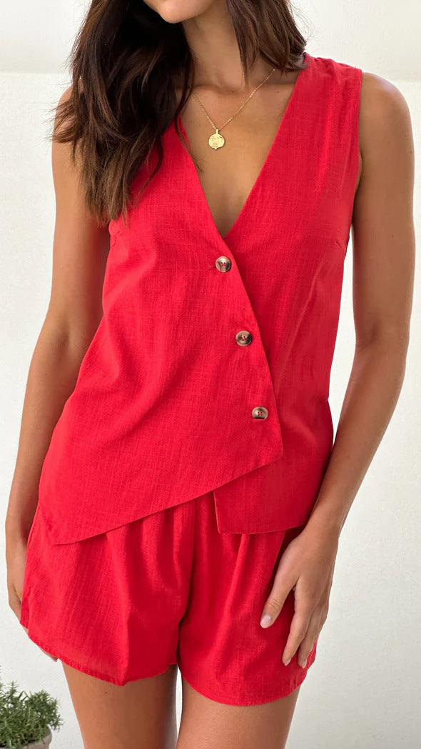 Kvinders afslappede sommeroutfit med V-hals og asymmetrisk snit