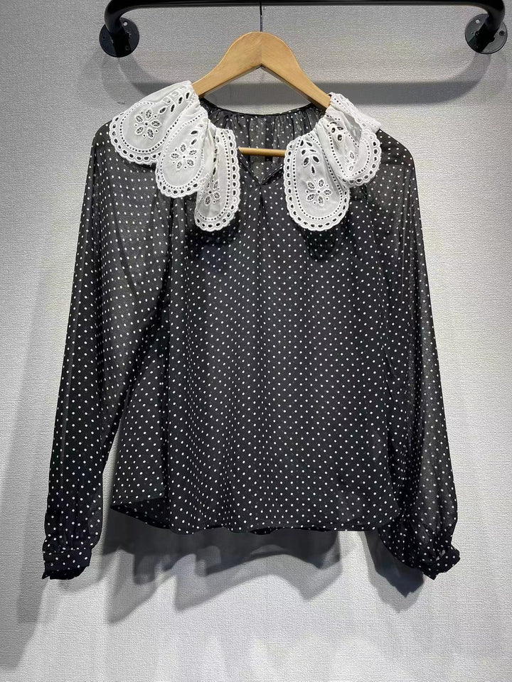 Damebluse med dekorativt spidskrave og polka-prikker Stilla