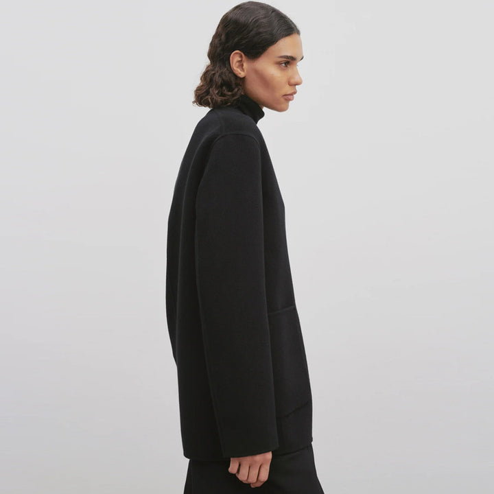 Kvinders elegante strikket blazer med store revers og praktiske lommer Stilla