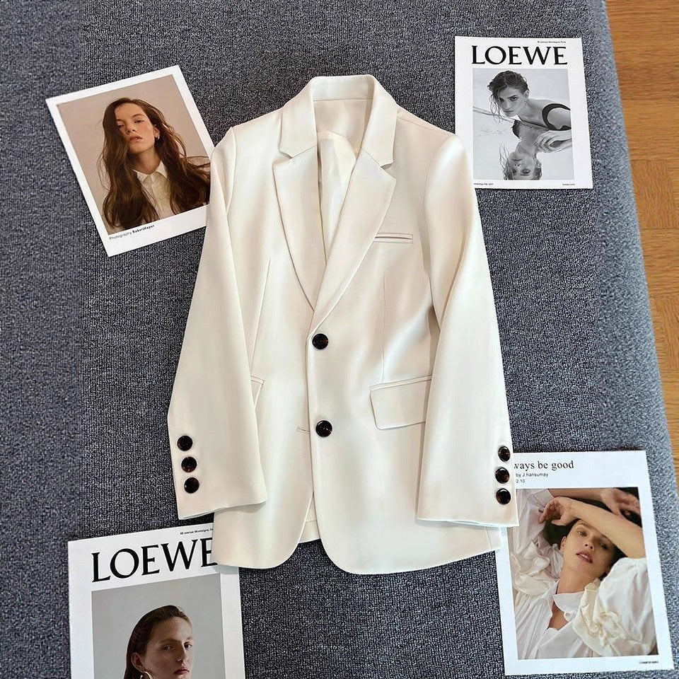 Kvinders elegant blazer med fashionable snit og dekorative knapper Stilla