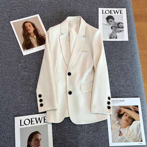 Kvinders elegant blazer med fashionable snit og dekorative knapper Stilla