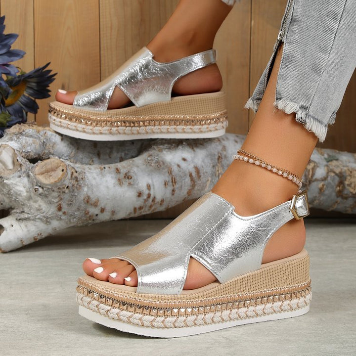 Dame Wedge-sandaler med modig metallisk overflade og behagelig plateau Stilla