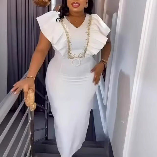 Dame Elegant kjole med voluminøse flæsedetaljer og glamourøs accent Skovae
