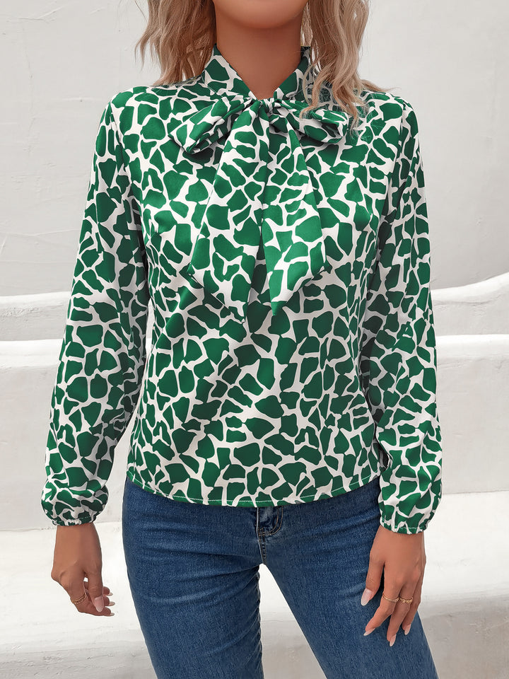 Damebluse med elegant sløjfebinding og dyreprint Stilla